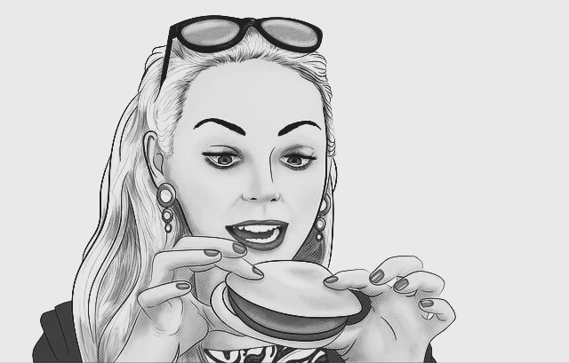 En esta imagen en blanco y negro esta una mujer comiéndose un sándwich extraído de una máquina de aperitivos y snacks, lleva unas gafas en la cabeza y unos pendientes llamativos
